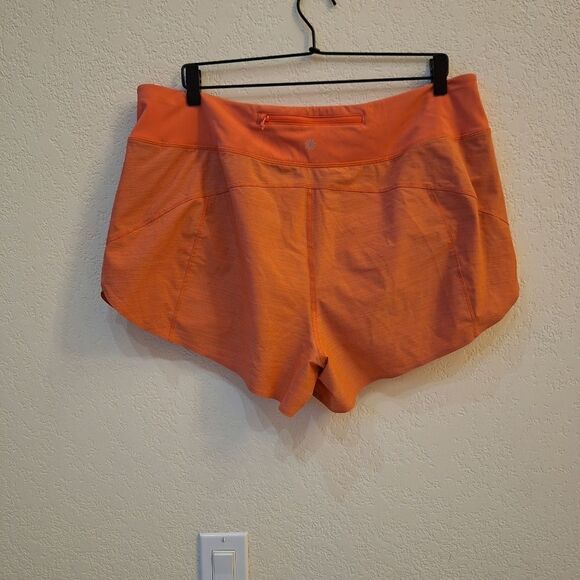 Athleta run with it textured 3.5" shorts - Picture 3 of 6